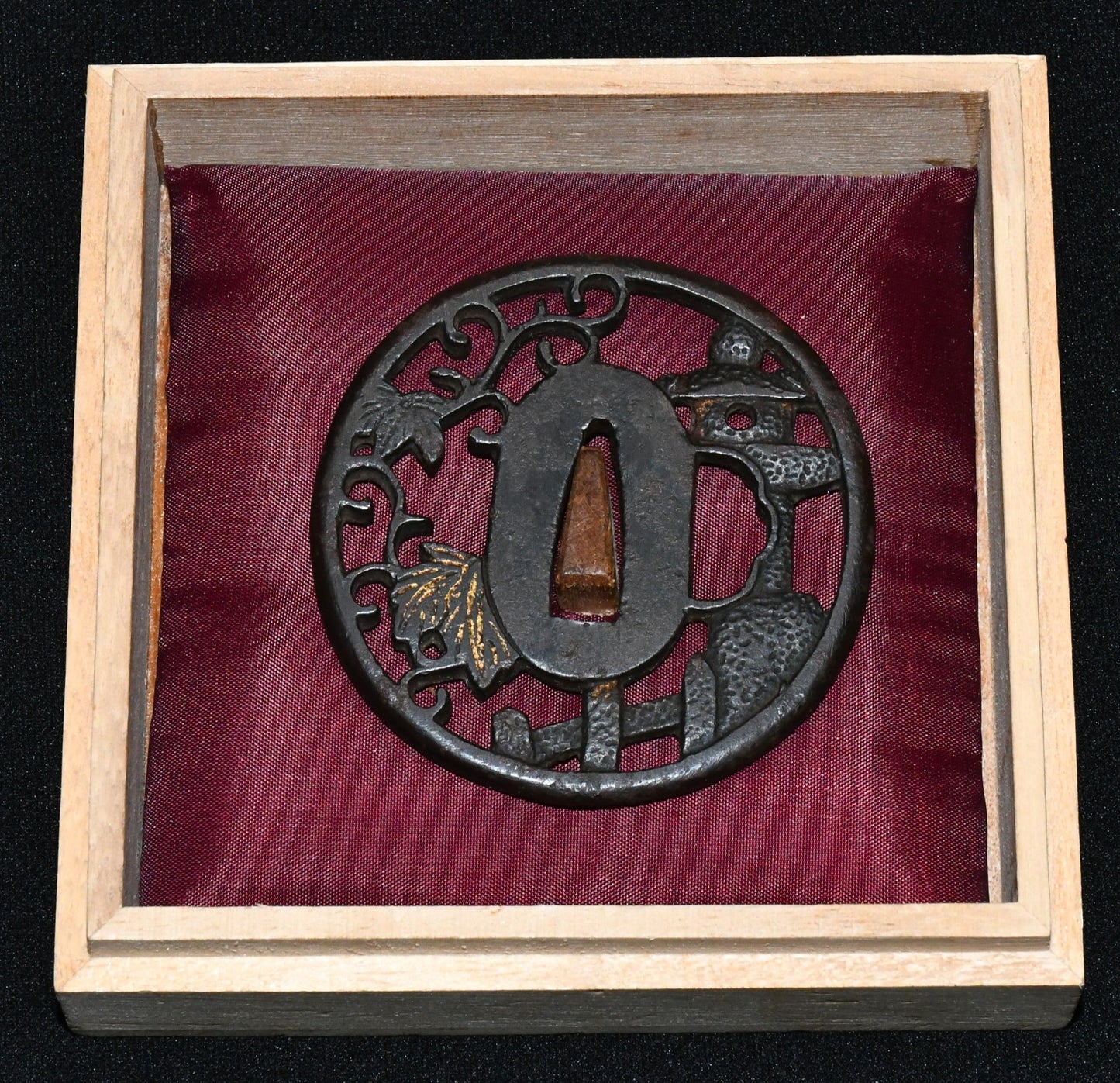 鉄地金象嵌 無銘 庭図鐔 品番:TSU040
