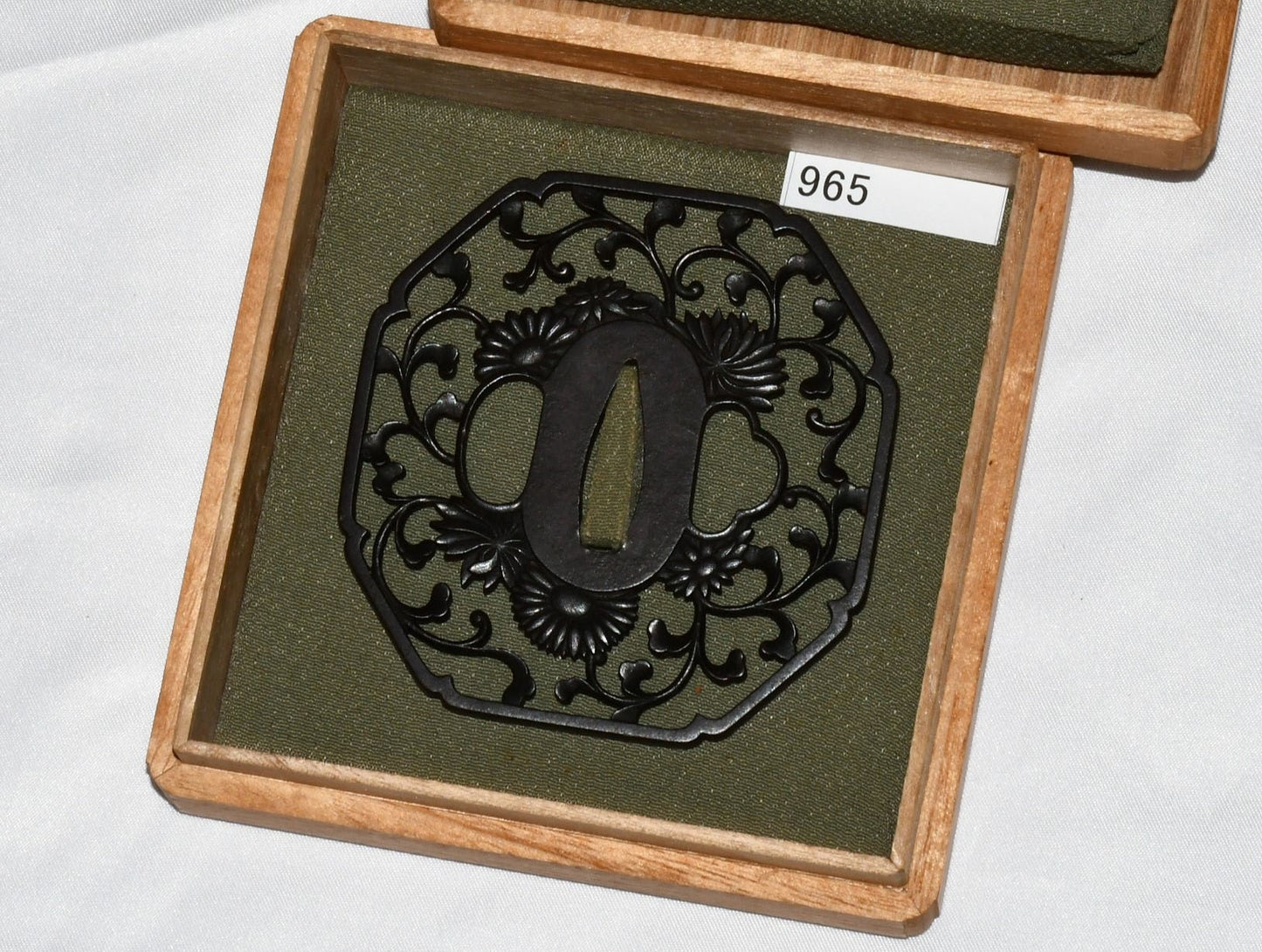 Kikusakusa Toru Rui Kikusu Shoshu Choshu Preservation Swords Appraisal TSUBA (CHRYSANTHEMUM AND LEAVES) (NO SIGNATURE) (CHOUSHU)